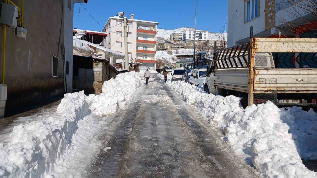 DİYARBAKIR’IN KULP İLÇESİNDE YOĞUN KAR VE BUZLANMA NEDENİYLE TAŞIMALI EĞİTİM KAPSAMINDAKİ...