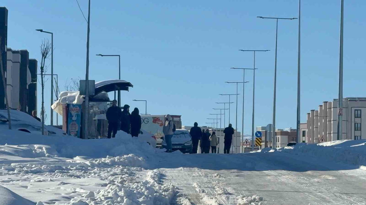 DİYARBAKIR’IN OĞLAKLI MAHALLESİ KADERİNE TERK EDİLMİŞ DURUMDA. VATANDAŞLAR HİÇ KİMSENİN...