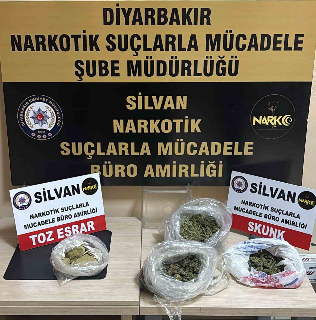 DİYARBAKIR NARKOTİK SUÇLARLA MÜCADELE ŞUBE MÜDÜRLÜĞÜ EKİPLERİNCE SİLVAN İLÇESİNDE DÜZENLENEN ŞAFAK...