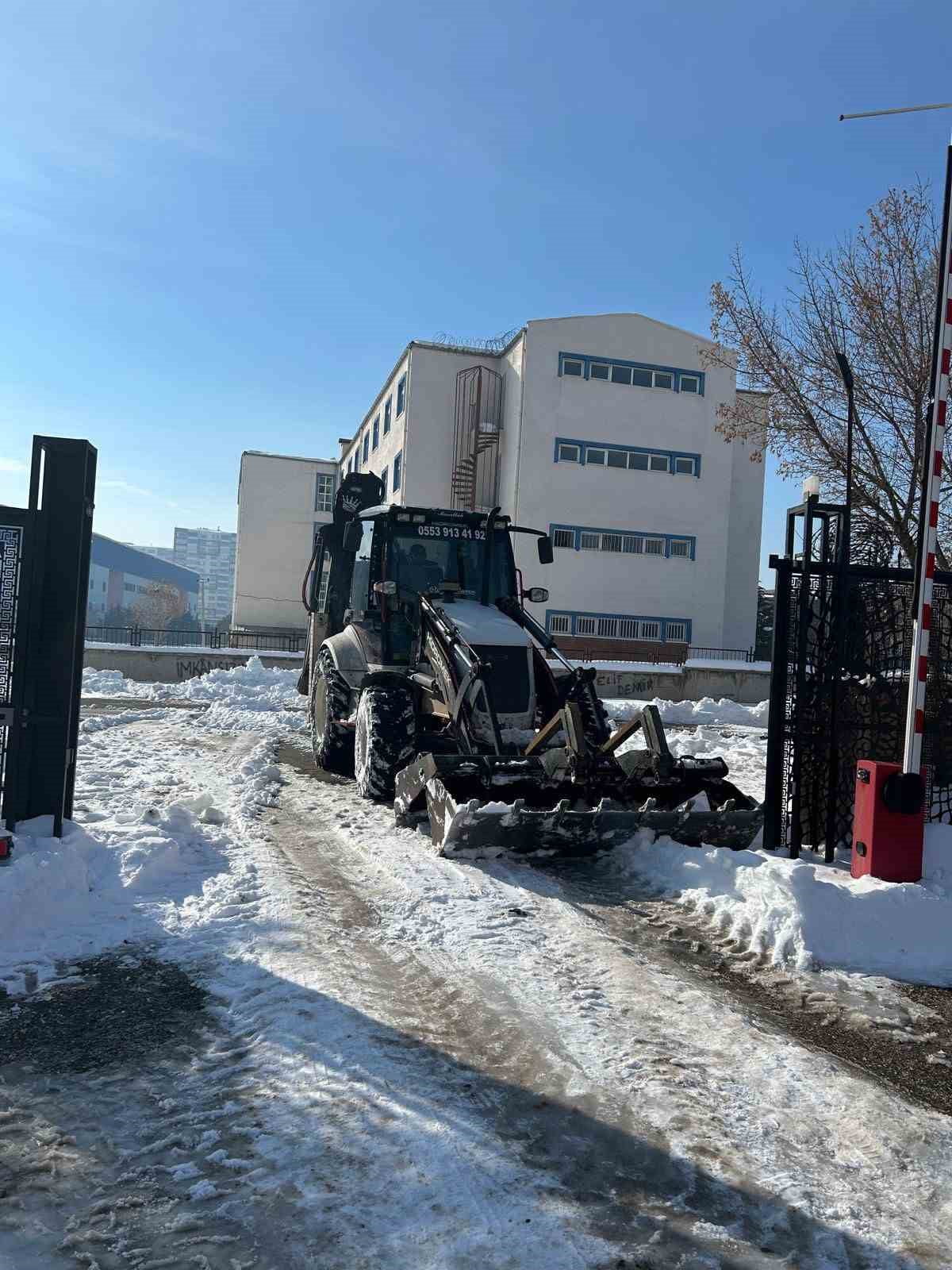 DİYARBAKIR VALİSİ MURAT ZORLUOĞLU, 4 İLÇEDE 470 OKULUN TEMİZLENDİĞİNİ BİLDİRDİ.