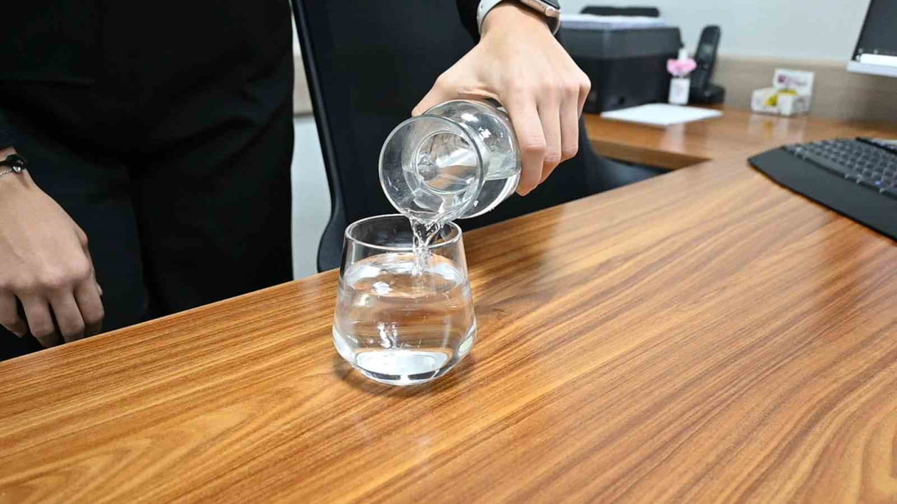 DİYETİSYEN DENİZ MUTLUER, KIŞ AYLARINDA TERLEMENİN AZALMASIYLA DÜŞEN SU TÜKETİMİNİN ÇEŞİTLİ SAĞLIK...