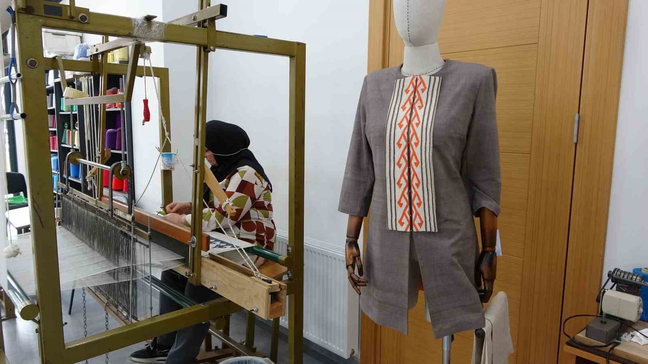 DOĞAL İPLİKLERLE DOKUNAN ORGANİK KUMAŞLAR, "ELİ BELİNDE" MOTİFİYLE BULUŞARAK KÜLTÜREL MİRASI...