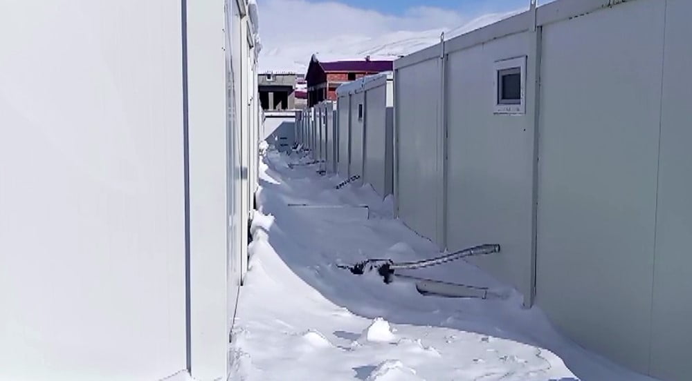 DOĞANŞEHİR İLÇESİNDE BULUNAN KONTEYNER KENT KAR ALTINDA KALDI.