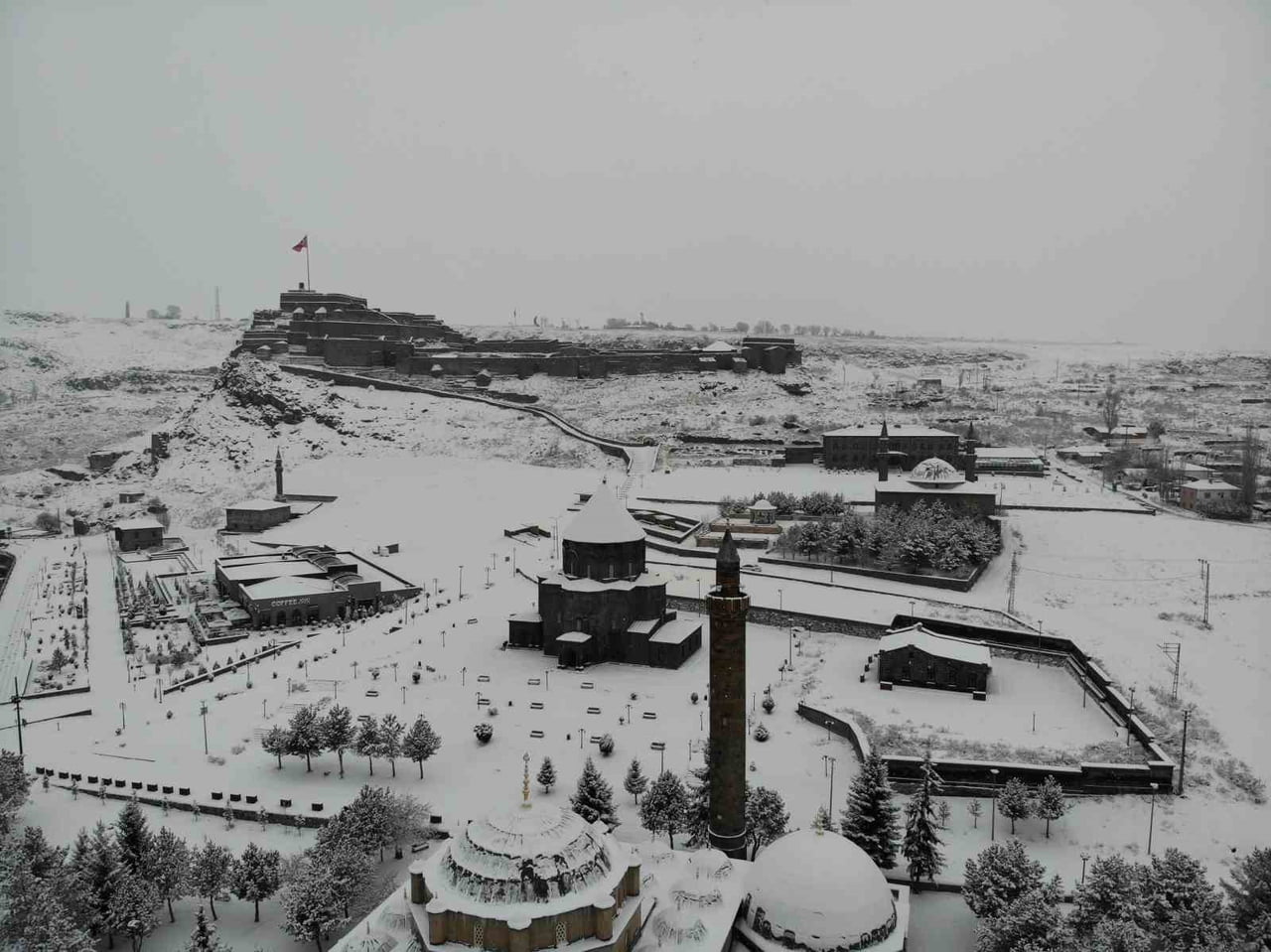 DOĞU ANADOLU BÖLGESİ'NİN TARİHİ VE KÜLTÜREL DOKUSUYLA ÖNE ÇIKAN ŞEHRİ KARS, ETKİLİ OLAN YOĞUN KAR...