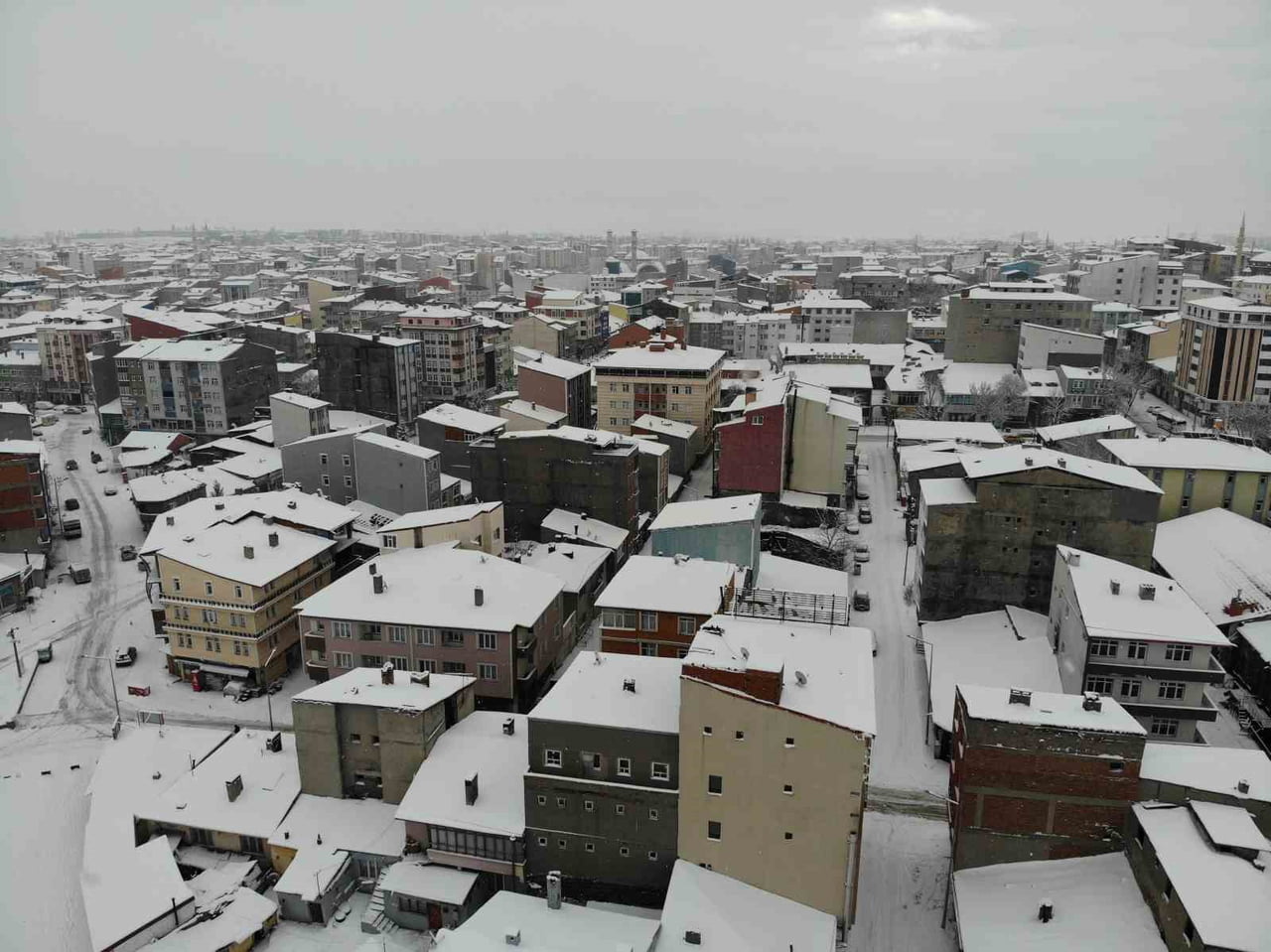DOĞU ANADOLU BÖLGESİ'NİN TARİHİ VE KÜLTÜREL DOKUSUYLA ÖNE ÇIKAN ŞEHRİ KARS, ETKİLİ OLAN YOĞUN KAR...