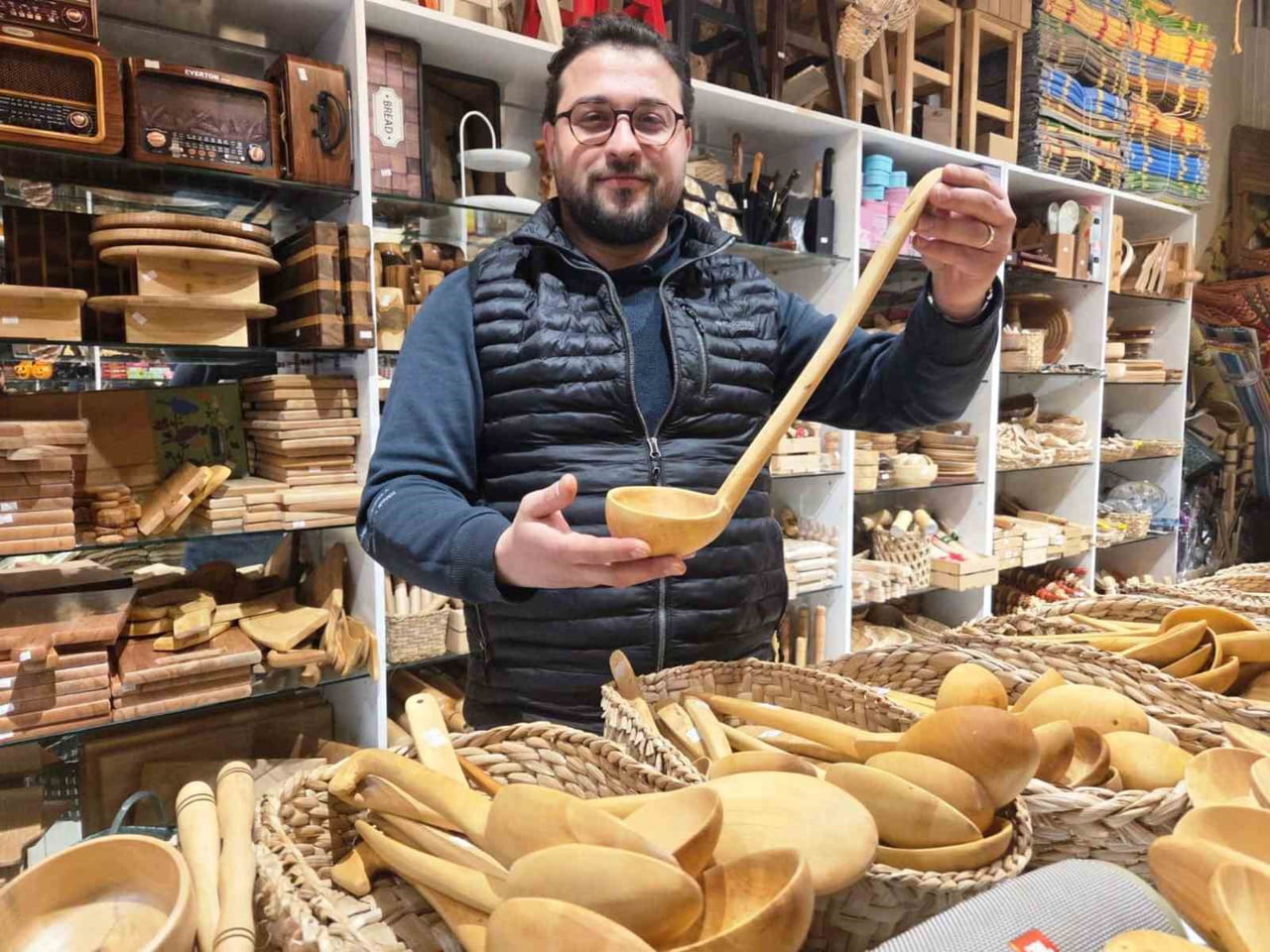 DÖNEM DİZİLERİ VE NOSTALJİ ÖZLEMİ, AHŞAP EŞYALARA OLAN İLGİYİ ARTTIRDI. ŞİMŞİR KAŞIK, ÖRME SEPET...