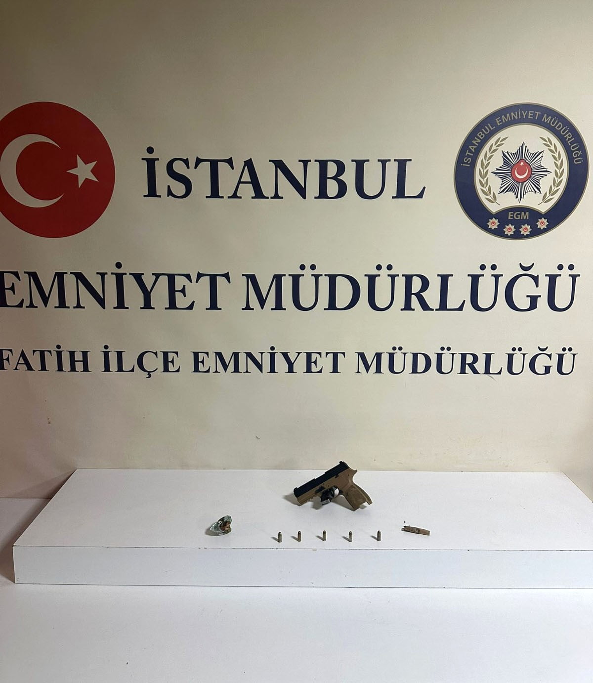 DRESTE YAPILAN ARAMALARDA 1 ADET TABANCA, 5 ADET FİŞEK VE 1 GRAM ESRAR ELE GEÇİRİLDİ