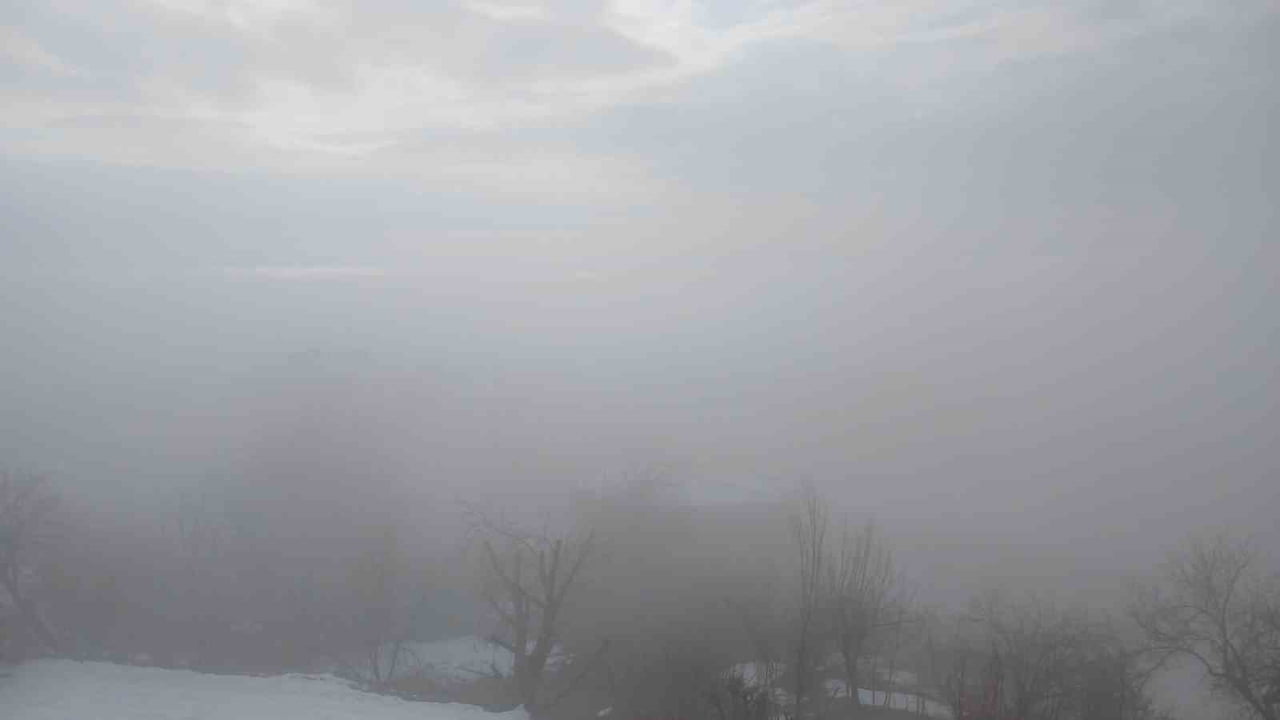 DÜN ETKİLİ OLAN YAĞIŞIN ARDINDAN KULP İLÇE MERKEZİ SABAH SAATLERİNDE YOĞUN SİSLE KAPLANIRKEN...