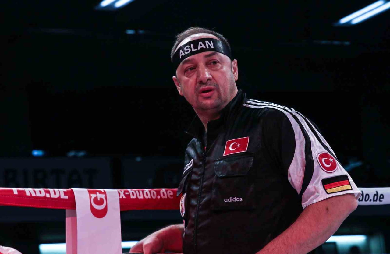 DÜNYACA ÜNLÜ BOKS ANTRENÖRÜ VE ESKİ MİLLİ BOKSÖR BÜLENT BAŞER (ARŞİV)