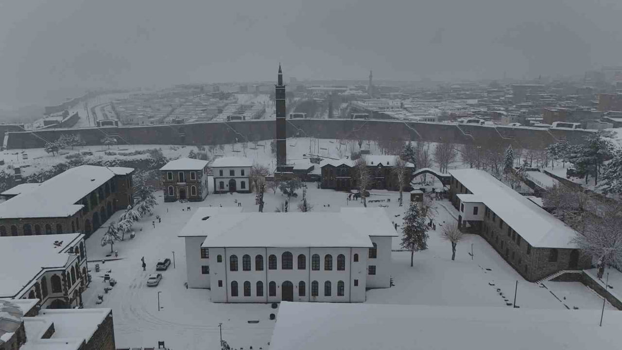 DÜNYADA 10 BİN YILLIK TARİHİYLE EN ESKİ İKİNCİ YERLEŞİM YERİ OLARAK BİLİNEN DİYARBAKIR’IN MERKEZ...