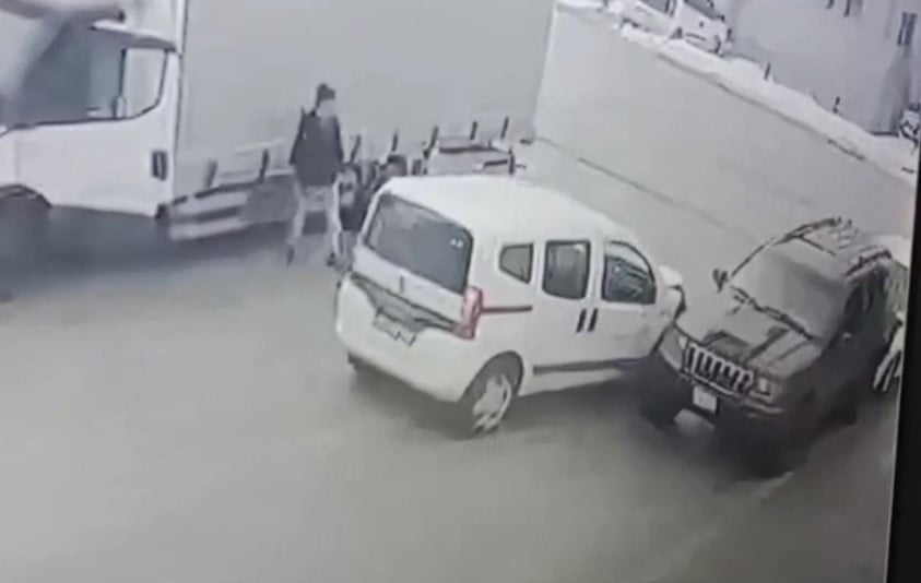 DÜZCE'DE ARAÇ MUAYENE İSTASYONUNDA MEYDANA GELEN TRAFİK KAZASI GÜVENLİK KAMERASINA YANSIDI.