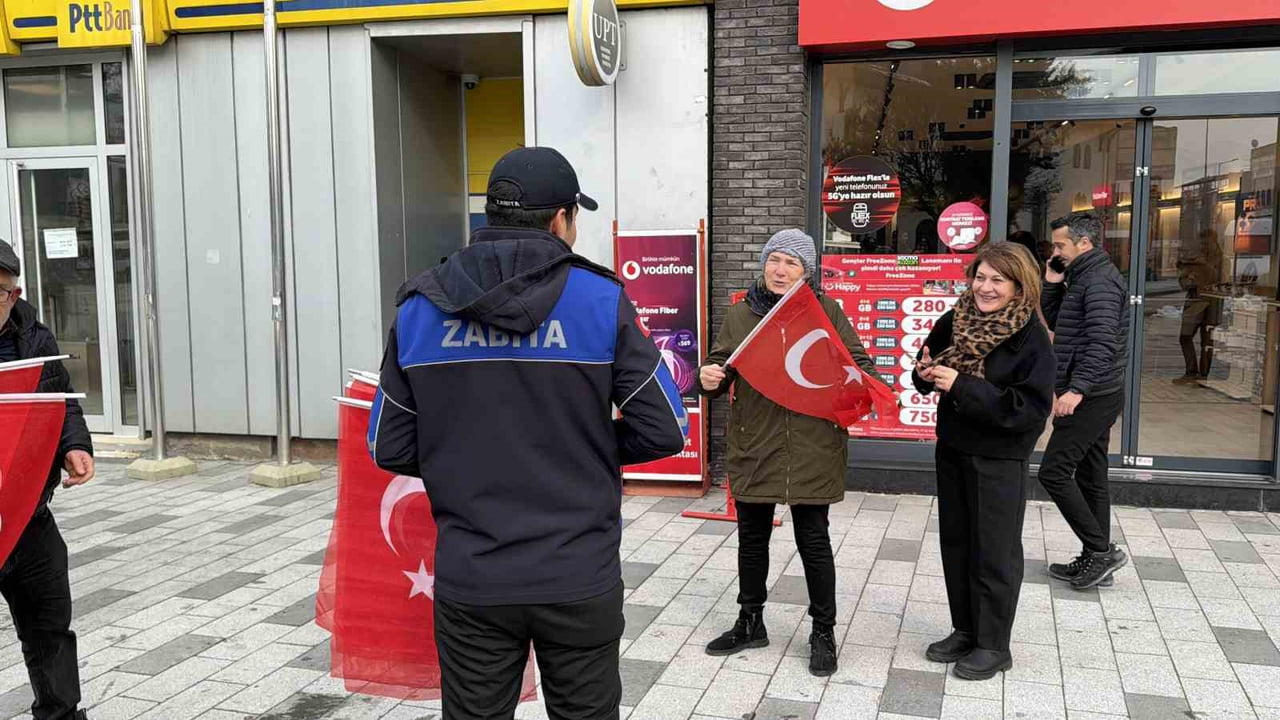 DÜZCE'DE ESNAF VE BELEDİYE, ŞEHRİ KIRMIZI BEYAZA BÜRÜDÜ.