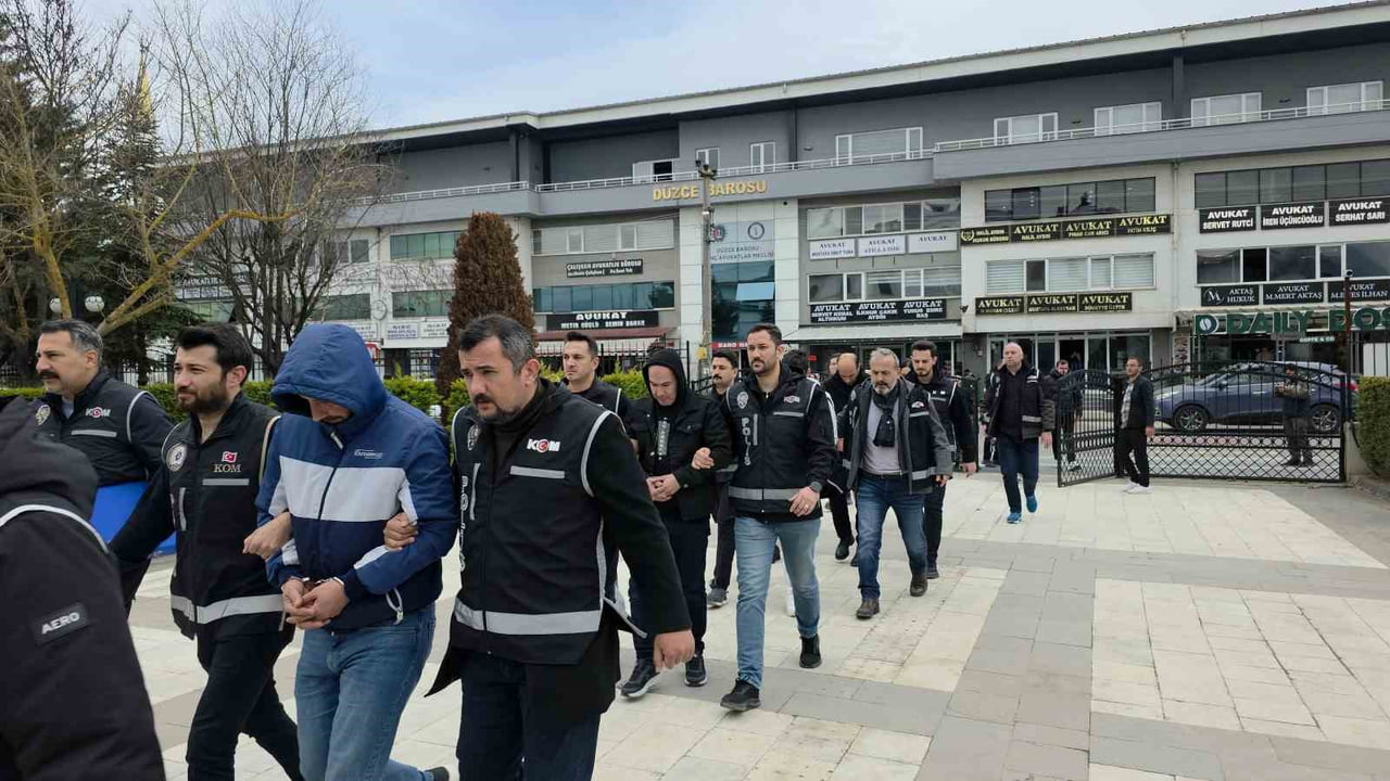 DÜZCE'DE SAHTE KİMLİKLE ARAZİ SATMAYA ÇALIŞAN 5 KİŞİLİK DOLANDIRICILIK ŞEBEKESİNDEN 4 KİŞİ...