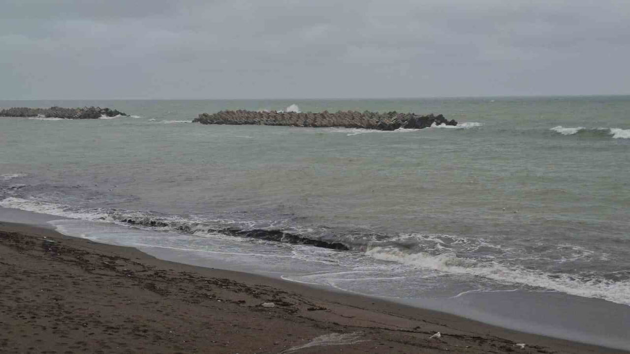 DÜZCE'NİN KARADENİZ'E KIYISI OLAN AKÇAKOCA İLÇESİ'NDE YAĞIŞ ETKİLİ OLURKEN DENİZDE DE FIRTINA...