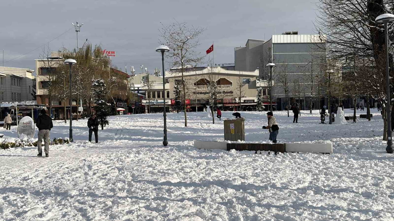DÜZCE ATATÜRK DEVLET HASTANESİ DESTEK VE KALİTE MÜDÜRÜ FİZYOTERAPİST REŞAT HAMURCU, KIŞ AYLARINDA...