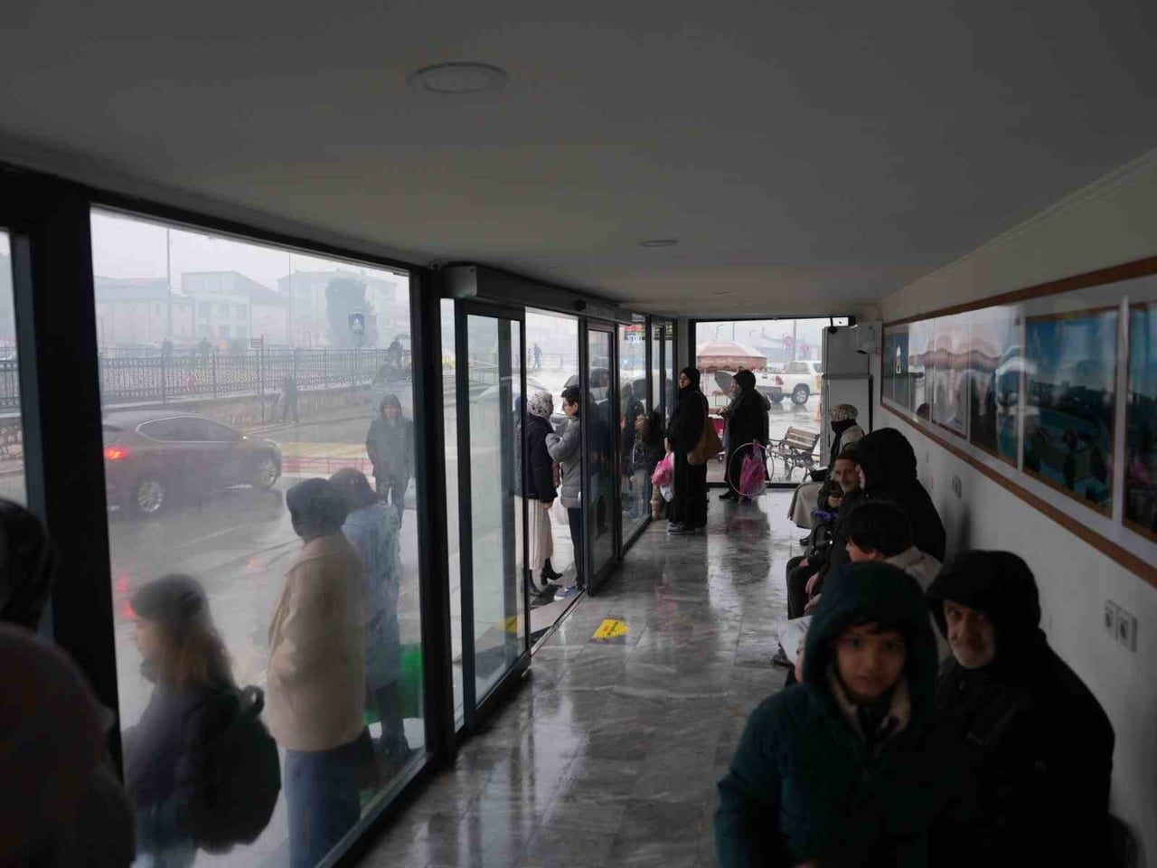 DÜZCE BELEDİYESİ’NİN ÖZ KAYNAKLARIYLA ÜRETİLEN AKILLI DURAKLAR, OTOBÜS BEKLEYEN VATANDAŞLARA KIŞIN...