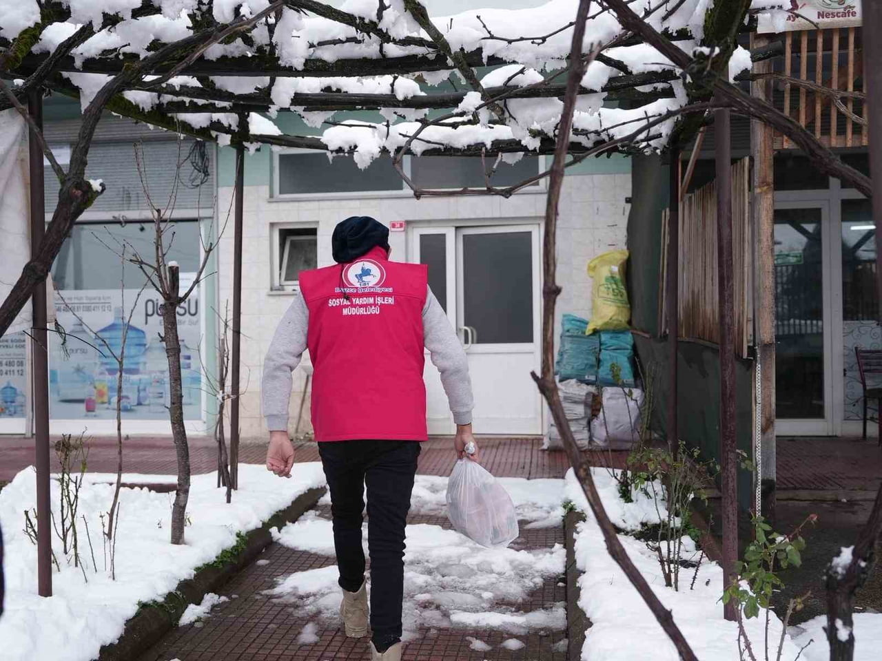 DÜZCE BELEDİYESİ, SICAK YEMEK HİZMETİNİ KAR-KIŞ DEMEDEN SÜRDÜREREK, İHTİYAÇ SAHİPLERİNE...