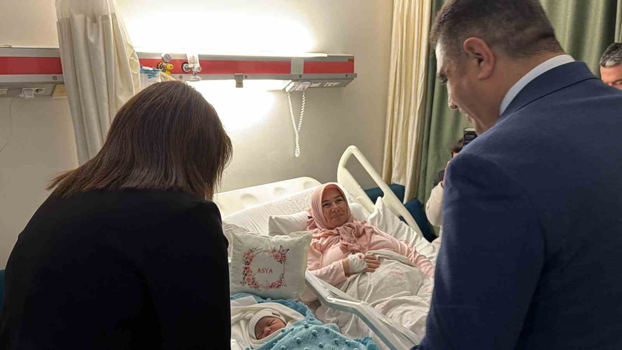 DÜZCE’DE 2025 YILININ SON BEBEĞİ İLE 2026 YILININ İLK BEBEĞİ AİLELERİ HEYECANLANDIRDI. AİLELER...