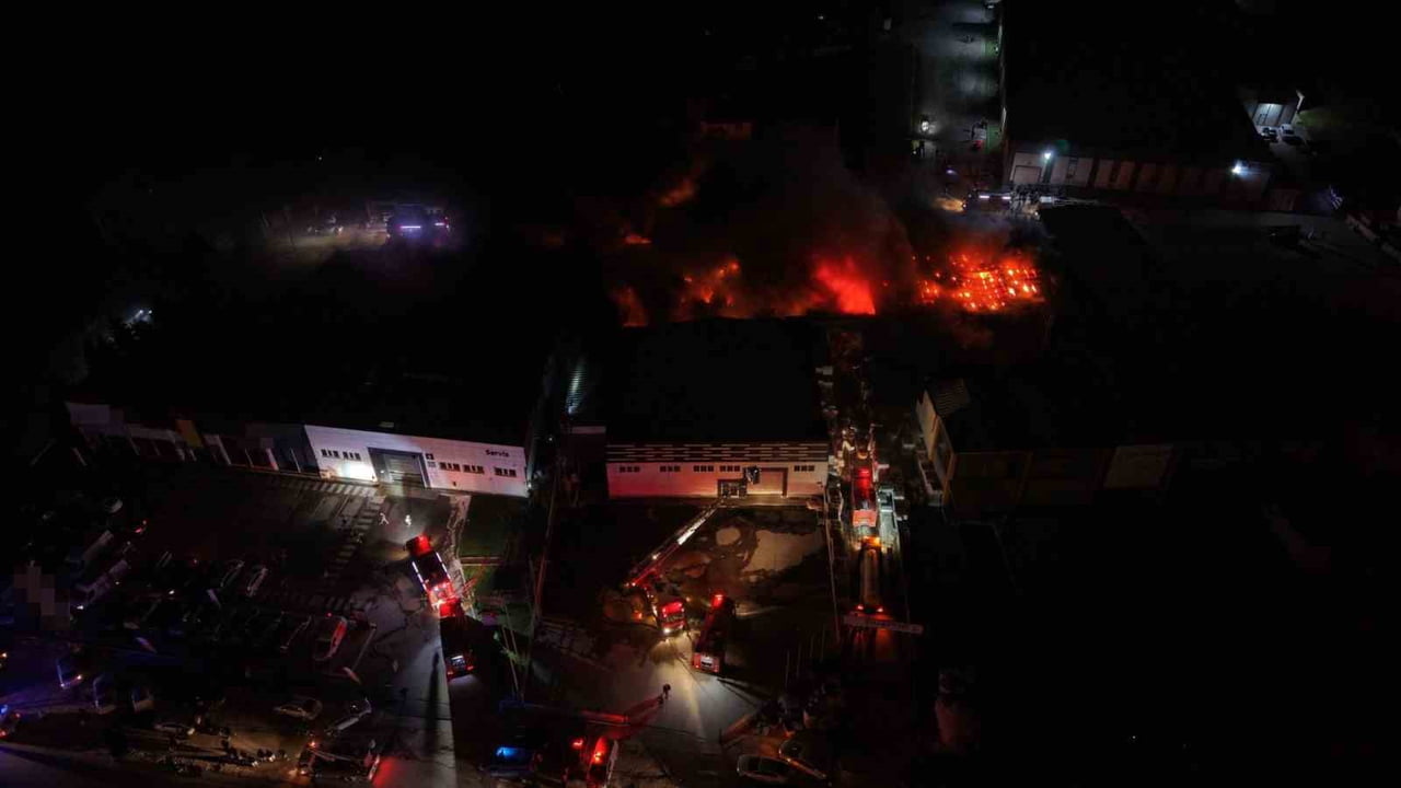 DÜZCE’DE ALEV ALEV YANAN STRAFOR ÜRETİM FABRİKASINDA ÇIKAN YANGIN HAVADAN DRONLA GÖRÜNTÜLENDİ....