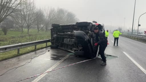 Düzce’de ambulans devrildi: 2 Kişi Yaralı