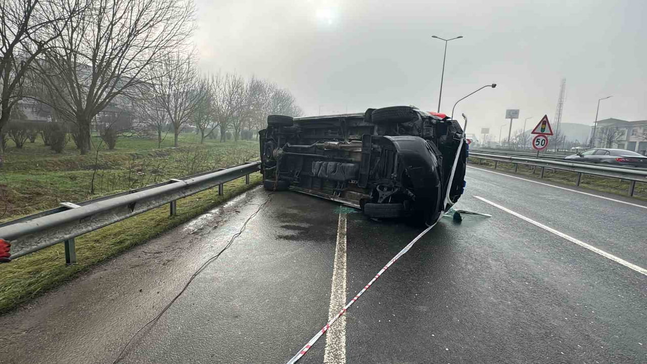 DÜZCE’DE AMBULANSIN DEVRİLMESİ SONUCU 2 KİŞİ YARALANDI.