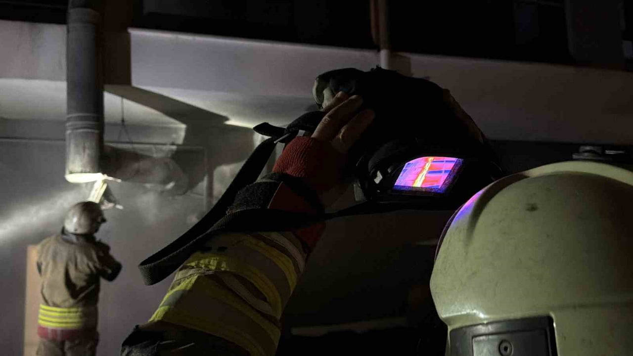 DÜZCE’DE BİR İŞLETMENİN BACASINDA ÇIKAN YANGINA İTFAİYE EKİPLERİ TERMAL KAMERA İLE MÜDAHALE...