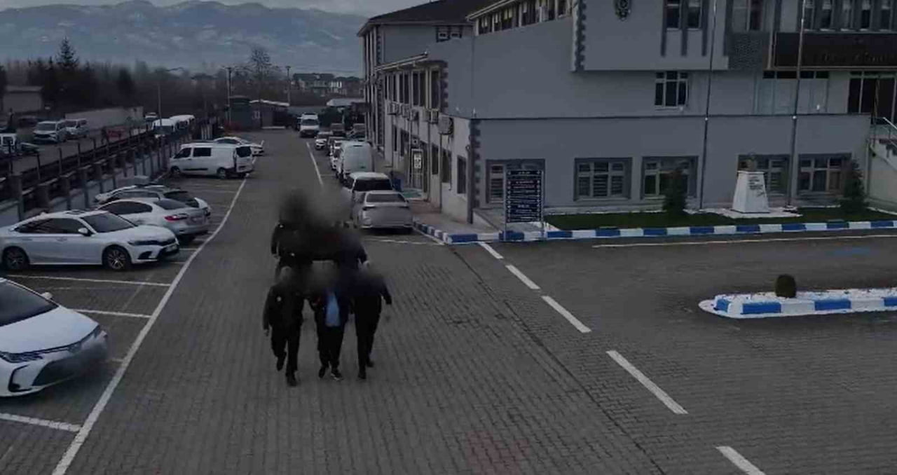 DÜZCE’DE DÜZENLENEN OPERASYONLA DEAŞ TERÖR ÖRGÜTÜNE ÜYE OLMAK VE FİNANSMAN SAĞLAMAK SUÇLAMASIYLA...