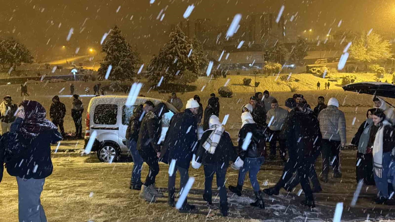 DÜZCE’DE ETKİLİ OLAN KAR YAĞIŞI SONRASINDA BAHÇEŞEHİR BÖLGESİNİ DÜZCELİLER KAYAK MERKEZİNE...