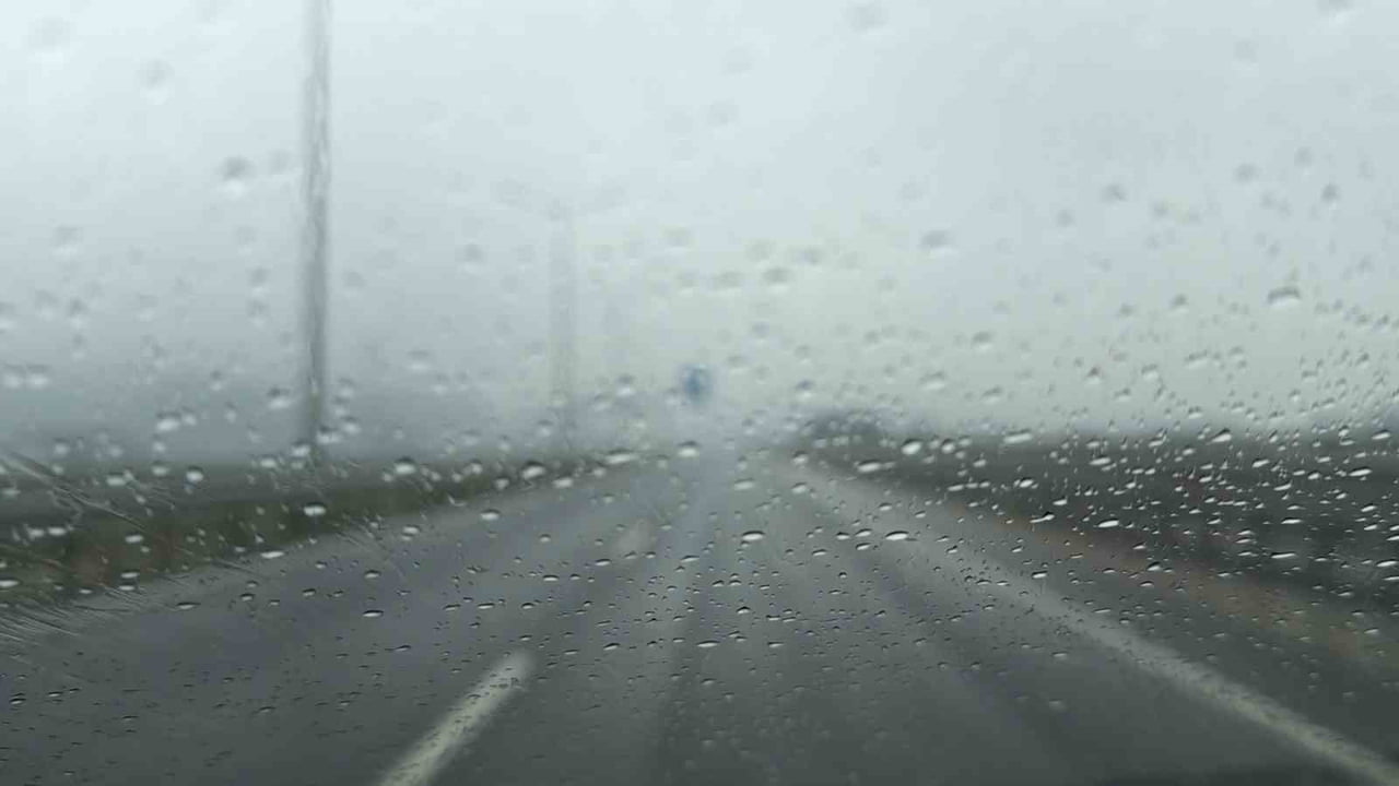 DÜZCE’DE ETKİLİ OLAN YAĞIŞLA BİRLİKTE SİS, KENT GENELİNDE YAŞAMI OLUMSUZ ETKİLİYOR. ÖZELLİKLE...