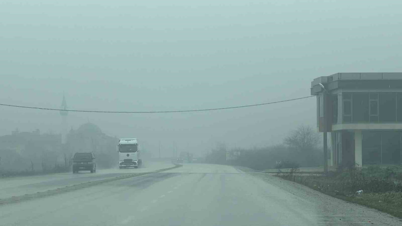 DÜZCE’DE ETKİLİ OLAN YAĞIŞLA BİRLİKTE SİS, KENT GENELİNDE YAŞAMI OLUMSUZ ETKİLİYOR. ÖZELLİKLE...