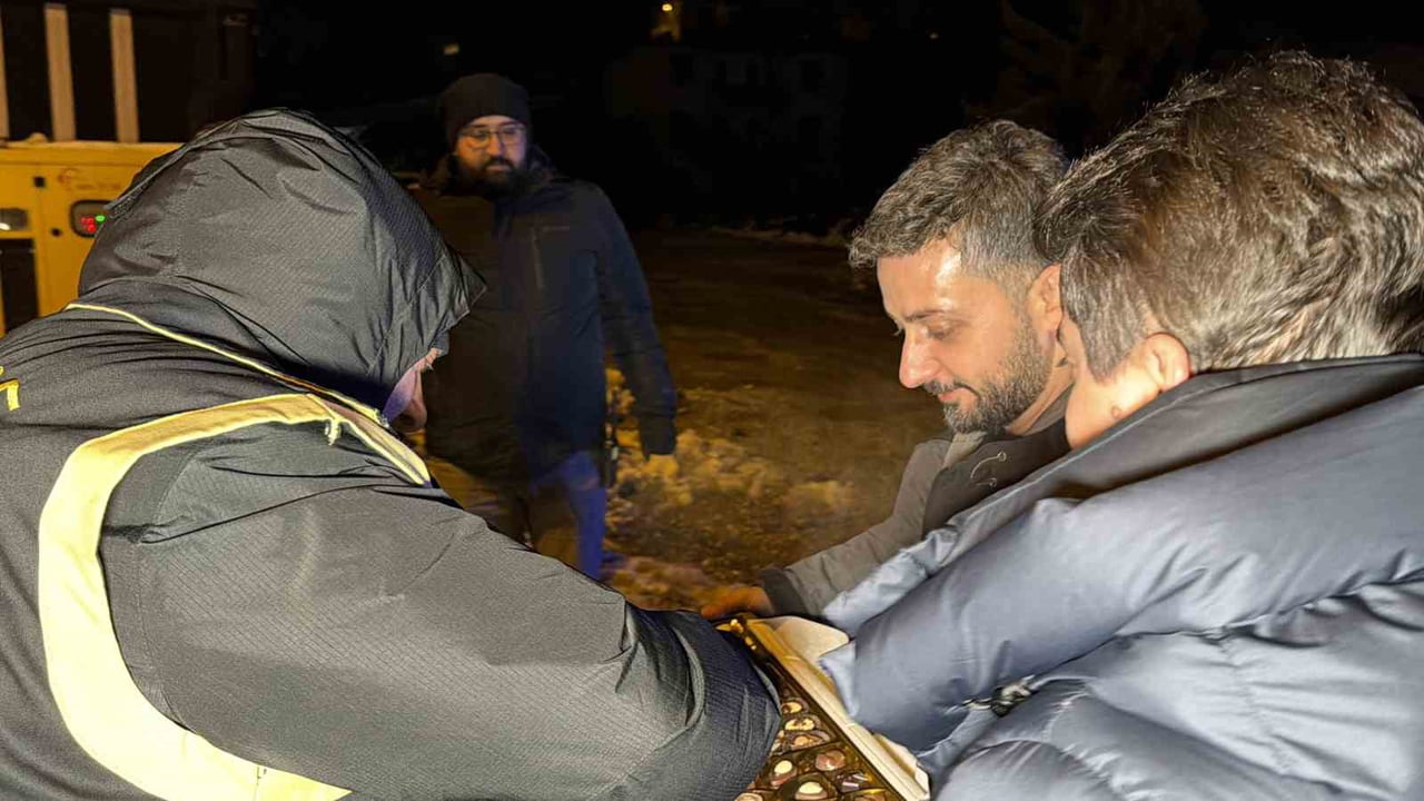 DÜZCE’DE GÖREV YAPAN GAZETECİLER POLİSLERE SÜRPRİZ YAPARAK YENİ YILLARINI ÇİKOLATA İLE...