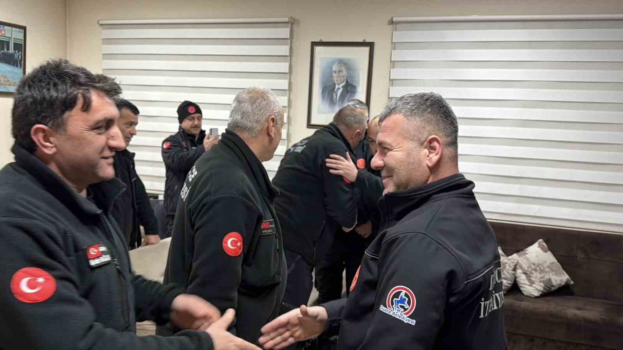 DÜZCE’DE İTFAİYE EKİPLERİ YENİ YILA GÖREV BAŞINDA GİRDİ. AİLELERİNDEN UZAKTA GİREN İTFAİYE...