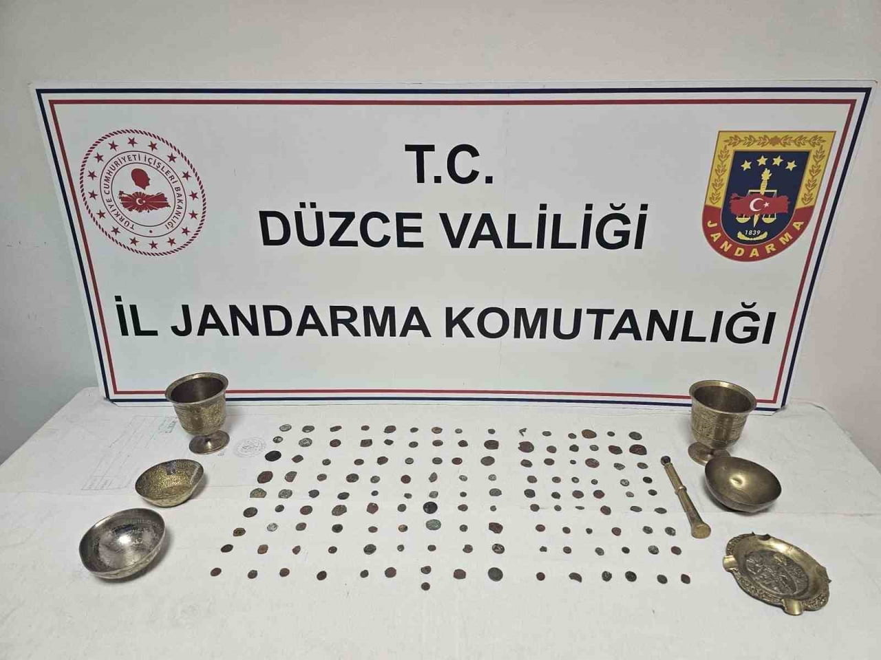 DÜZCE’DE JANDARMANIN DÜZENLEDİĞİ OPERASYONDA, ROMA VE BİZANS DÖNEMLERİNE AİT 143 PARÇA TARİHİ ESER...