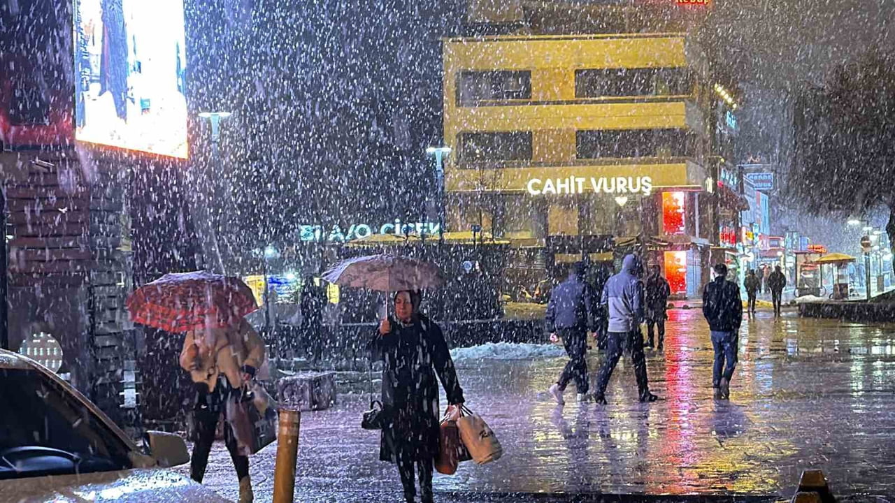 DÜZCE’DE KAR YAĞIŞI ETKİSİNİ GİDEREK ARTIRDI. ŞEHİR MERKEZİNDE SABAH SAATLERİNDEN İTİBAREN ETKİLİ...