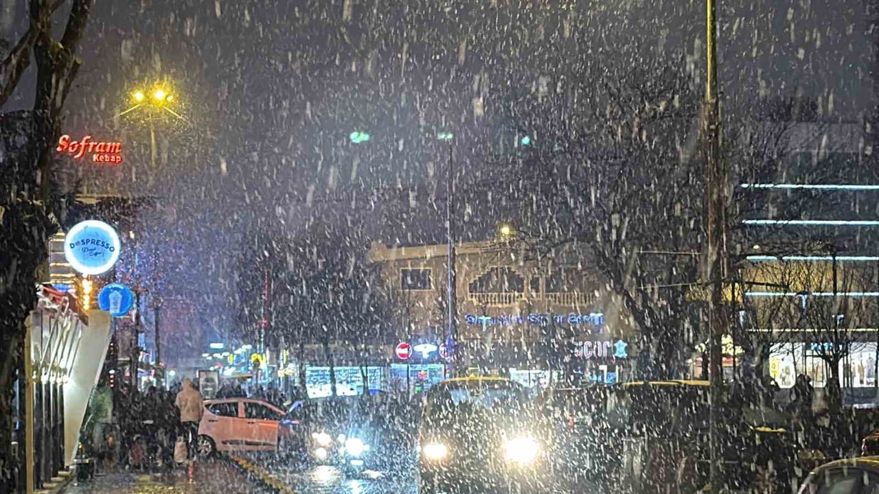 DÜZCE’DE KAR YAĞIŞI ETKİSİNİ GİDEREK ARTIRDI. ŞEHİR MERKEZİNDE SABAH SAATLERİNDEN İTİBAREN ETKİLİ...