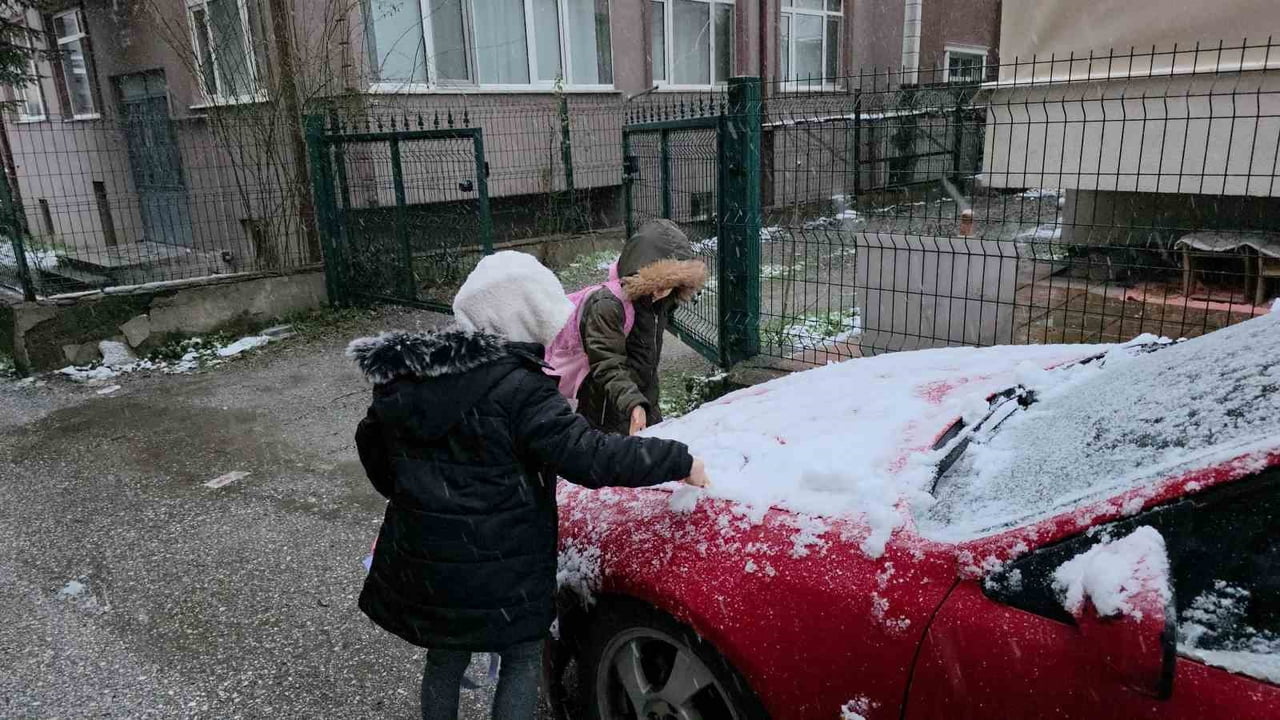DÜZCE’DE SABAH ERKEN SAATLERDE ETKİLİ OLMAYA BAŞLAYAN KAR YAĞIŞI, KENTİ HAFİF ÖRTÜYLE KAPLADI....