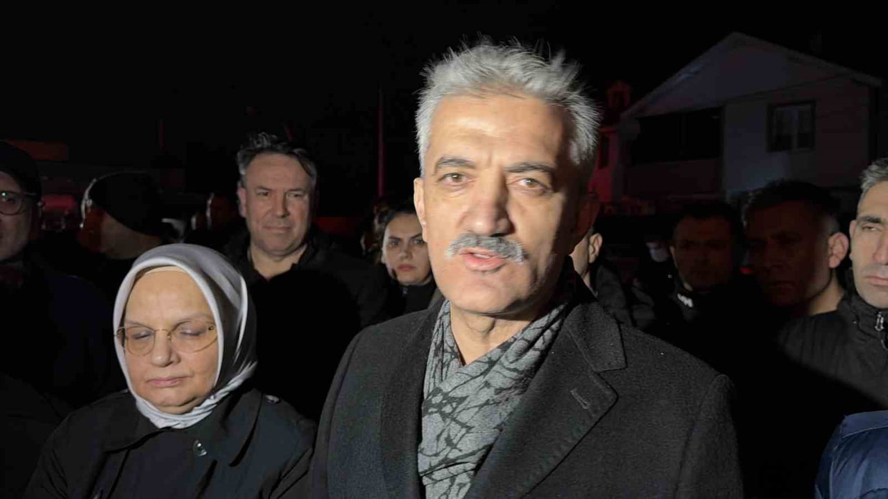 DÜZCE’DE STRAFOR ÜRETİMİ YAPAN FABRİKADA ÇIKAN YANGIN EKİPLERİN 2.5 SAATLİK ÇALIŞMASI İLE...