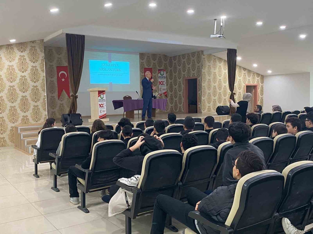DÜZCE GENÇLİK VE SPOR İL MÜDÜRÜ ZEKERİYA ARSLANTÜRK, DÜZCE ANADOLU İMAM HATİP LİSESİ TARAFINDAN...