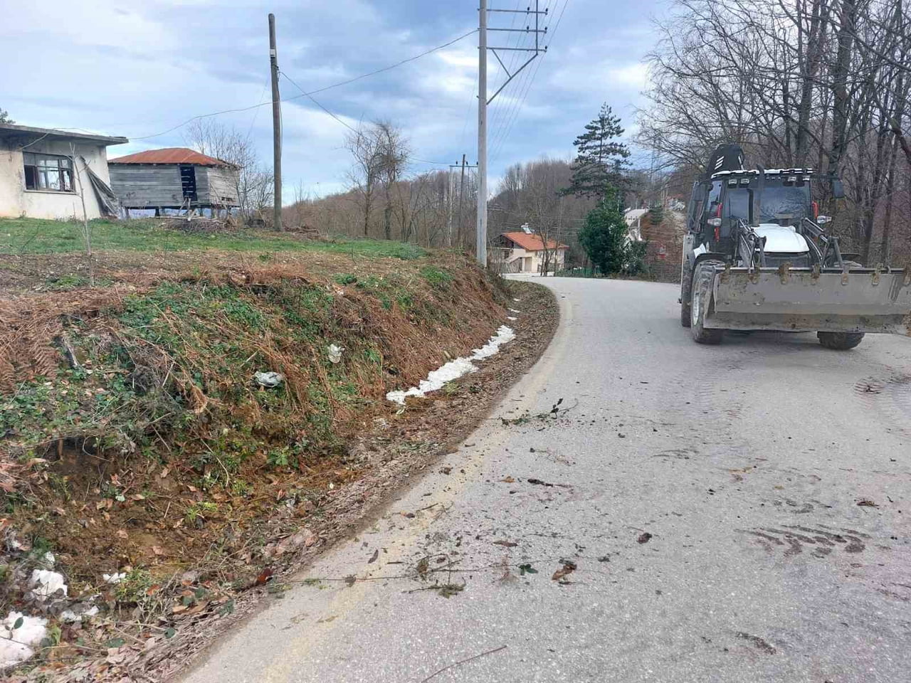 DÜZCE İL ÖZEL İDARESİ TARAFINDAN, KÖY YOLLARINDA ULAŞIM GÜVENLİĞİNİ ARTIRMAK VE ALTYAPIYI...