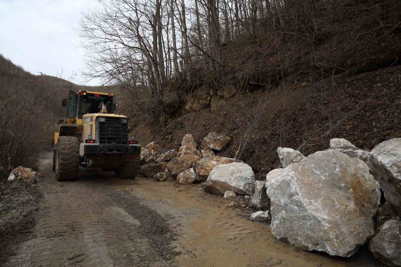 DÜZCE İL ÖZEL İDARESİ YOL VE ULAŞIM HİZMETLERİ MÜDÜRLÜĞÜ EKİPLERİ, İL GENELİNDE DAHA ÖNCE MEYDANA...