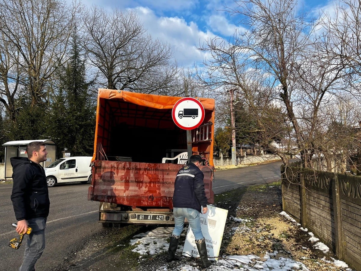 DÜZCE’NİN ÇİLİMLİ İLÇESİNDE BELEDİYE EKİPLERİ İLÇE GENELİNDE TRAFİK GÜVENLİĞİNİ ARTIRMAYA YÖNELİK...