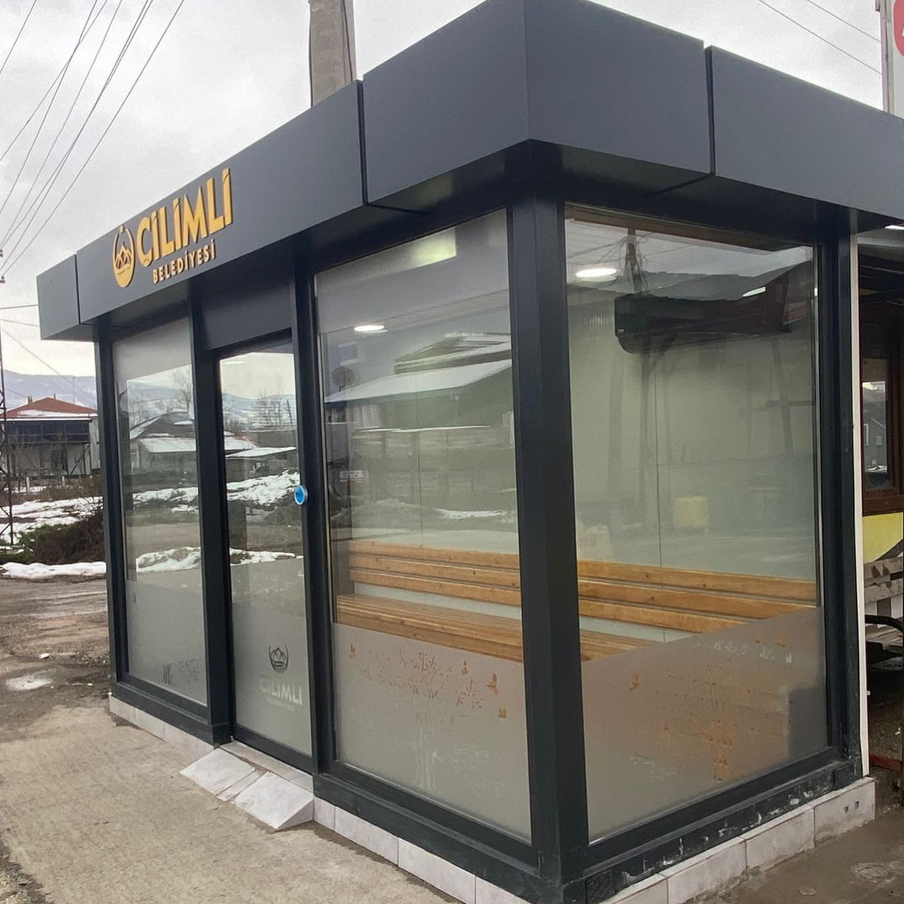 DÜZCE’NİN ÇİLİMLİ İLÇESİNDE BELEDİYENİN İMKANLARIYLA YAPILAN İLK AKILLI DURAK SAPAK MEVKİİNDE...