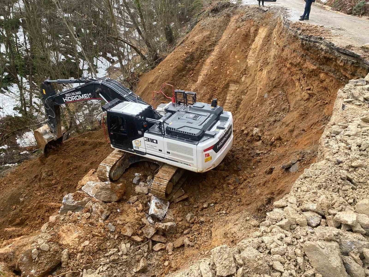 DÜZCE’NİN FINDIKLIAKSU KÖYÜ’NDE AYNI NOKTADA 3 GÜN ARAYLA HEYELAN MEYDANA GELDİ. İL ÖZEL İDARESİ...