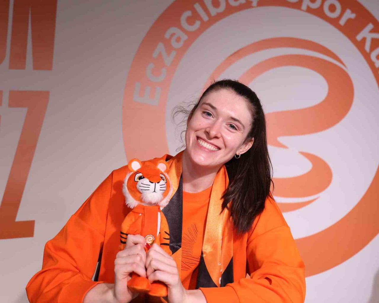 ECZACIBAŞI DYNAVİT, 2024-2025 SEZONUNDA KADROSUNA KATTIĞI ABD MİLLİ TAKIMI’NIN ORTA OYUNCUSU DANA...