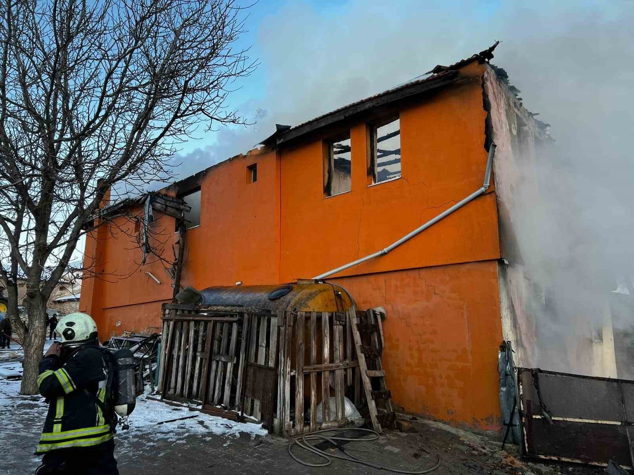 EDİNİLEN BİLGİYE GÖRE, MERKEZE BAĞLI YAĞMURKÖY’DE MUHTAR HAŞİM HATİPOĞULLARI’NA AİT 2 KATLI EVDE...