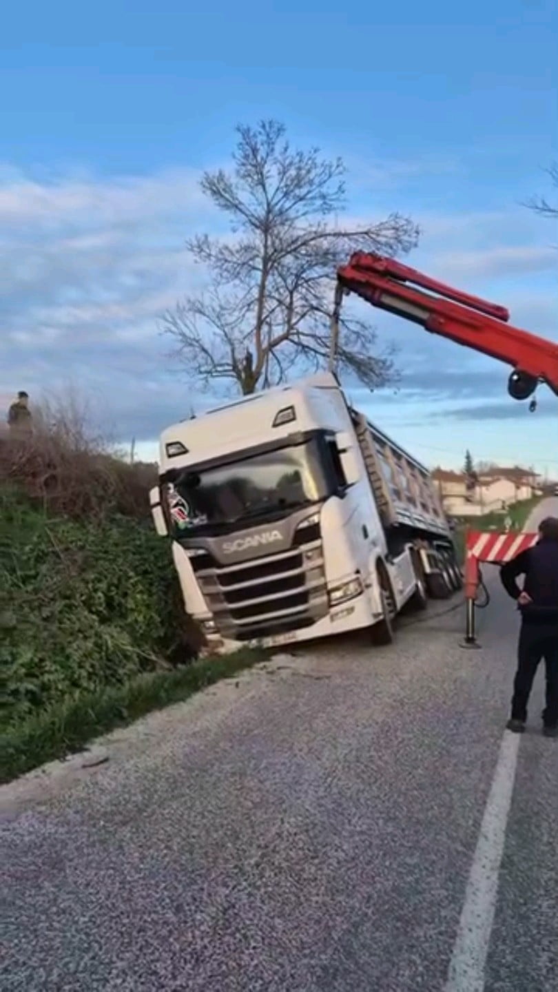 EDİRNE'DE AYNI GÜN MEYDANA GELEN İKİ AYRI TRAFİK KAZASINDA, MUHTEMEL FACİALAR UCUZ ATLATILDI.