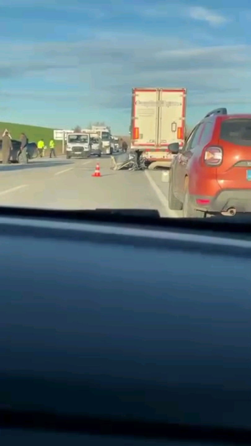 EDİRNE'DE AYNI GÜN MEYDANA GELEN İKİ AYRI TRAFİK KAZASINDA, MUHTEMEL FACİALAR UCUZ ATLATILDI.