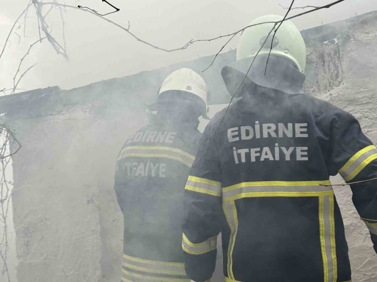 EDİRNE'DE BİR EVİN BAHÇESİNDEKİ DEPODA ÇIKAN YANGIN, İTFAİYENİN MÜDAHALESİYLE BÜYÜMEDEN...