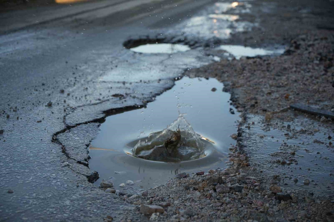 EDİRNE'DE SAĞANAK YAĞIŞIN ARDINDAN SUYLA KAPANAN ÇUKURA GİREN BİR SÜRÜCÜNÜN KAZA YAPARAK...