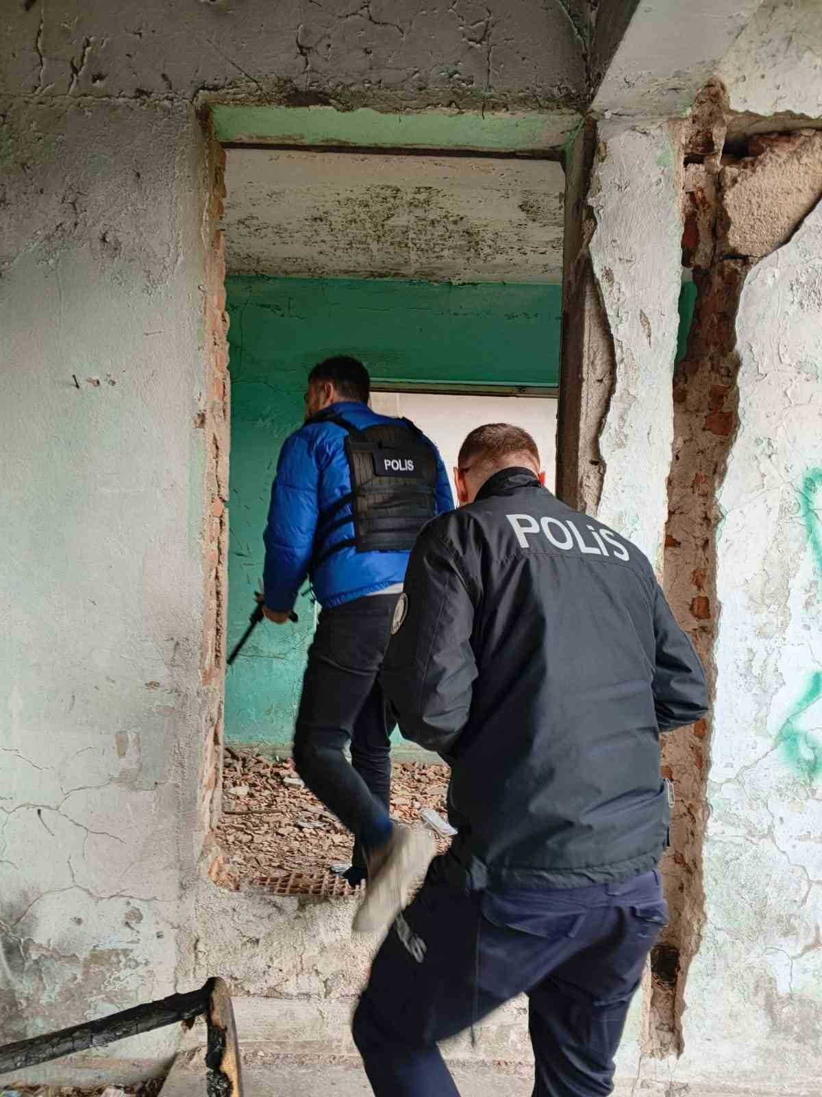 EDİRNE'NİN UZUNKÖPRÜ İLÇESİNDE ÇEŞİTLİ SUÇLARDAN HAKLARINDA KESİNLEŞMİŞ HAPİS CEZASI BULUNAN 5...